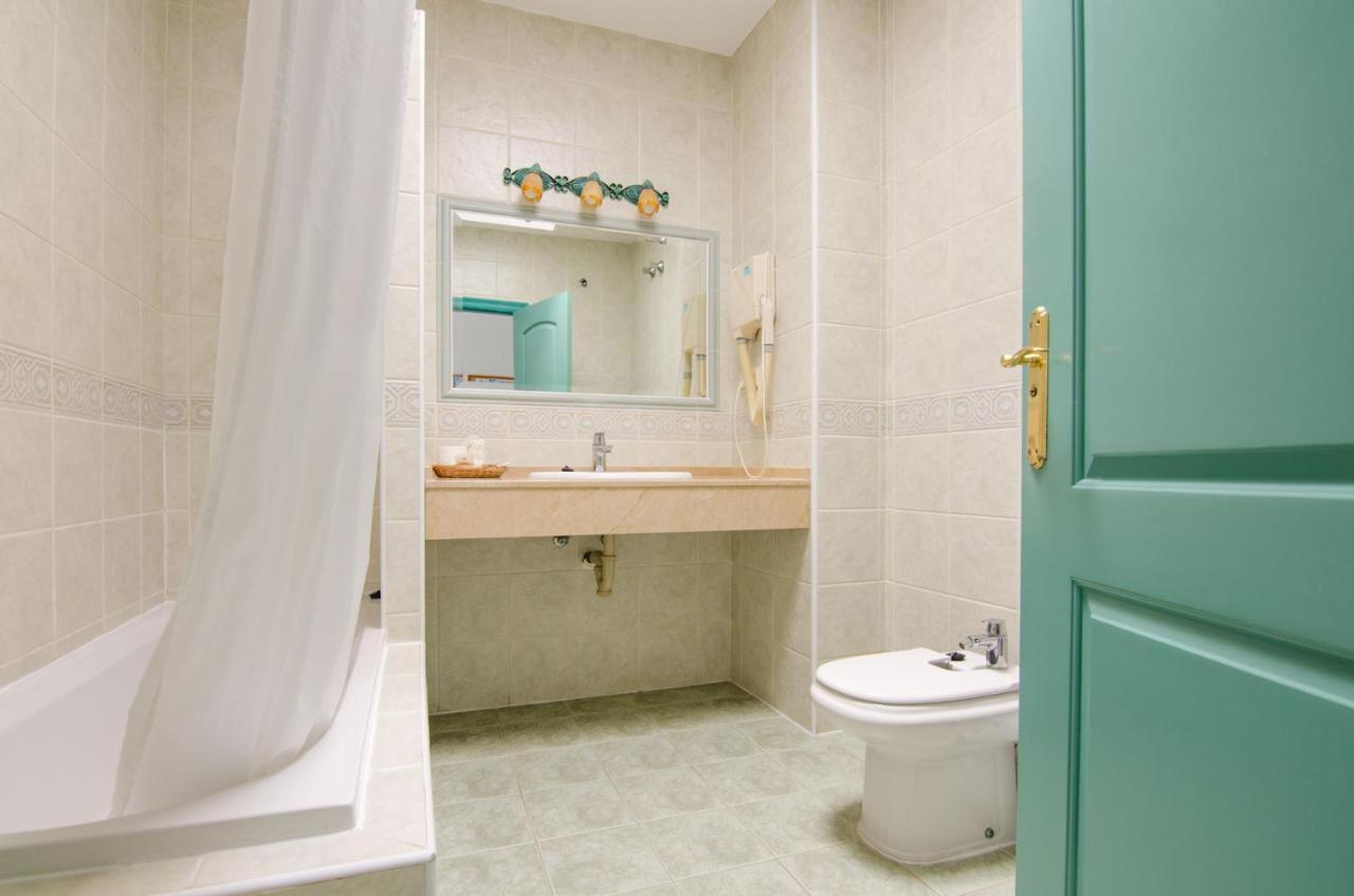 Hostal Manolo Garrucha Buitenkant foto
