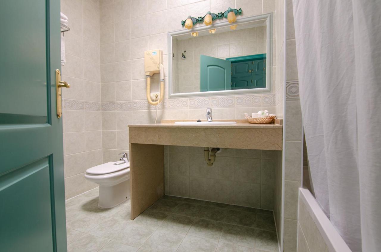 Hostal Manolo Garrucha Buitenkant foto