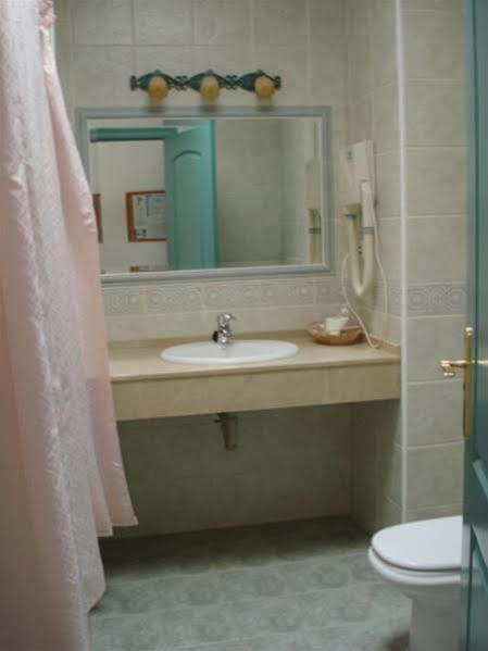 Hostal Manolo Garrucha Buitenkant foto